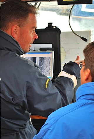 Mats Persson, KBV visar sonarens bild av hamninlop